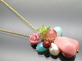 ピンクソープストーンの七色ペンダント